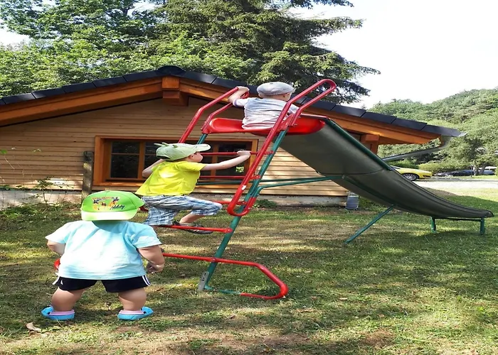 Cozy Chalet With Fireplace Located In Wooded Area *