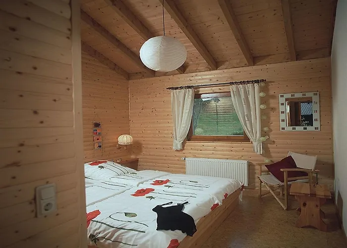 Cozy Chalet With Fireplace Located In Wooded Area *