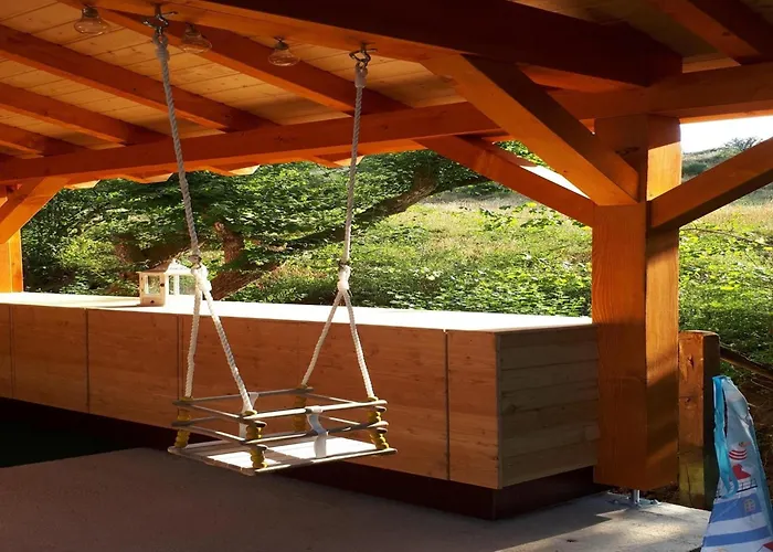 Cozy Chalet With Fireplace Located In Wooded Area