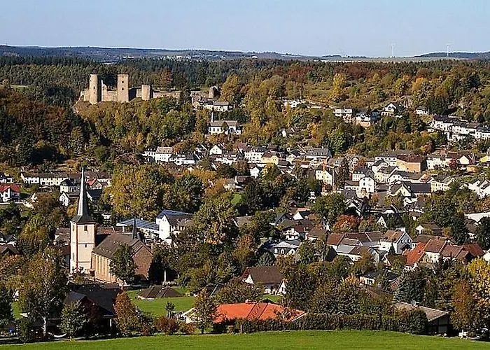Cozy Chalet With Fireplace Located In Wooded Area